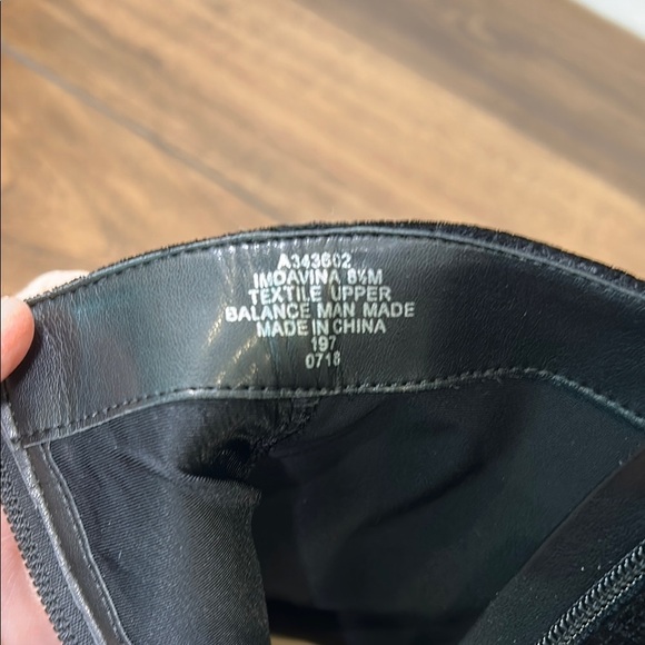 Elegant Black Velvet Ankle Boots with Pearl Detailing Isaac Mizrahi brand. 8.5 - Picture 7 of 10